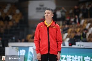 郭士强：我们代表中国来展示中国篮球精神 我们在努力重新崛起