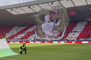回归英超首战！桑德兰球迷打出巨幅TIFO：为战斗做好准备